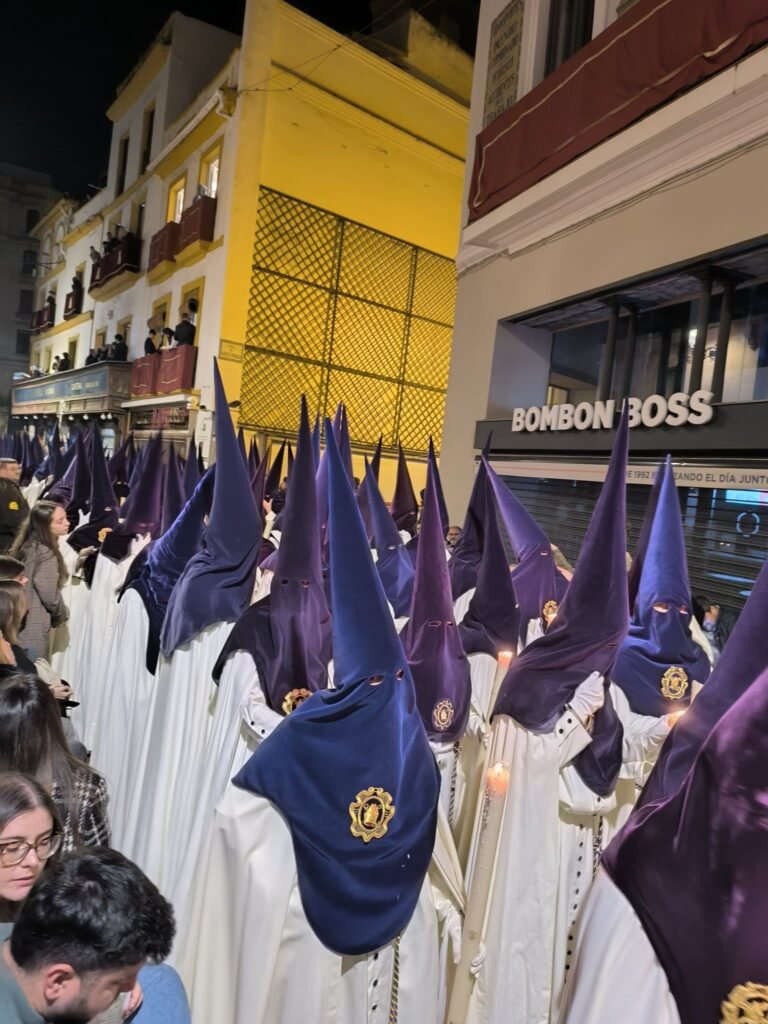 nazarenos hermandad de la macarena madruga